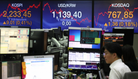 코스피가 9.01 포인트 오른 2,233.45로 장을 마감한 지난 12일 서울 중구 KEB 하나은행 딜링룸에서 딜러들이 업무에 한창이다. 연합뉴스