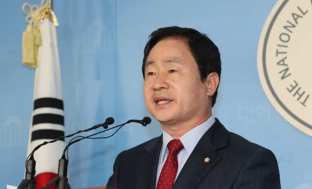 이미선 헌법재판관 후보자 인사청문위원인 자유한국당 주광덕 의원이 14일 오후 국회 정론관에서 열린 기자회견에서 이미선 후보자의 주식거래 문제점을 말하며 인사검증 총책임자인 조국 민정수석에게 맞짱토론을 제안하고 있다. 연합뉴스