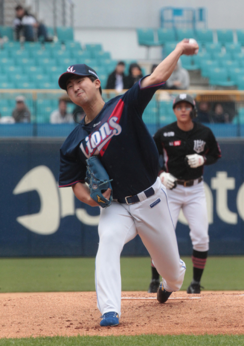 14일 대구삼성라이온즈파크에서 열린 2019 KBO리그 kt 위즈와의 경기에서 삼성 라이온즈 선발투수 최채흥이 역투하고 있다. 삼성 라이온즈 제공