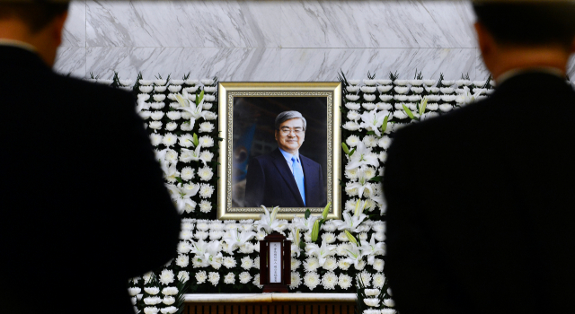 12일 오전 서울 서대문구 신촌 세브란스 병원 장례식장에 마련된 고(故) 조양호 한진그룹 회장의 빈소에서 그룹 관계자들이 오가고 있다. 연합뉴스
