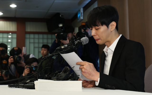 남양그룹 창업주 외손녀 황하나(31) 씨의 마약 투약 혐의와 연관 있는 연예인으로 지목된 가수 겸 배우 박유천이 10일 오후 서울 중구 프레스센터에서 열린 긴급 기자회견에서 입장을 밝히고 있다. 연합뉴스