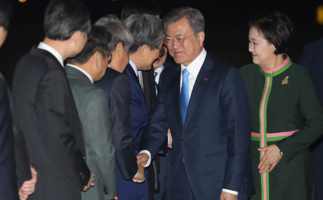 한미 정상회담을 마치고 귀국한 문재인 대통령이 12일 밤 서울공항에서 환영인사들과 악수하고 있다. 연합뉴스