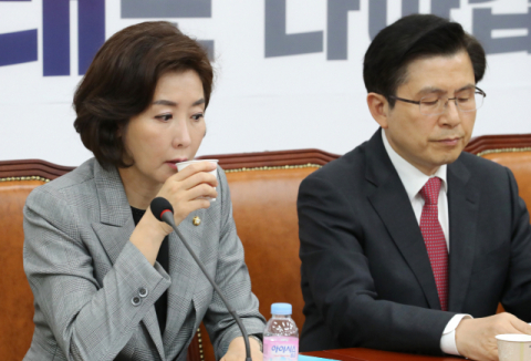 자유한국당 나경원 원내대표(왼쪽)가 15일 오전 국회에서 열린 최고위원회의에서 물 마시고 있다. 연합뉴스