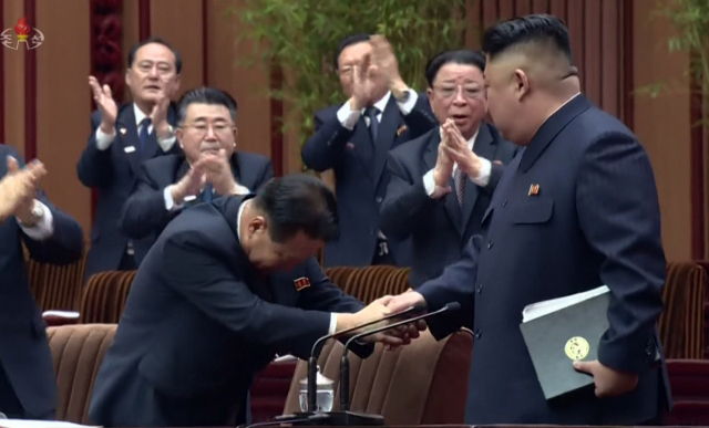 김정은 북한 국무위원장이 12일 최고인민회의 제14기 제1차회의에 참석했다. 조선중앙TV가 13일 오후 방영한 영상에는 시정연설을 마친 김정은 위원장과 허리 숙여 악수하는 최룡해 국무위원회 제1부위원장의 모습이 담겼다. 연합뉴스