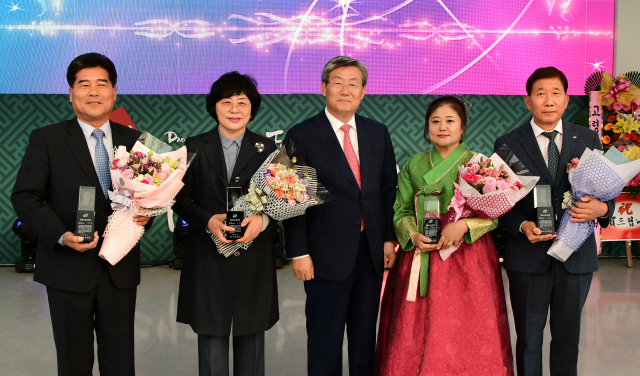 제29회 자랑스런 고령군민상 시상식에서 수상자들이 포즈를 취하고 있다. 사진 왼쪽부터 이재근, 김경애, 곽용환 고령군수, 서미경, 이성제 씨. 고령군 제공.