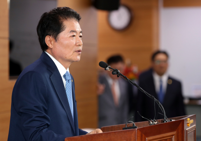 김병원 농협중앙회 회장이 15일 정부세종청사에서 열린 취임 3주년 기자회견에서 인사말을 하고 있다. 연합뉴스