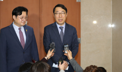 윤영찬 전 청와대 국민소통수석이 15일 오전 국회 정론관에서 더불어민주당 입당 기자회견을 마치고 기자들의 질문에 답하고 있다. 연합뉴스