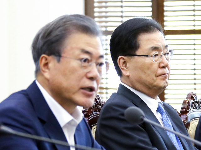정의용 국가안보실장이 15일 오후 청와대 여민관에서 열린 수석·보좌관 회의에서 문재인 대통령의 발언을 듣고 있다. 연합뉴스