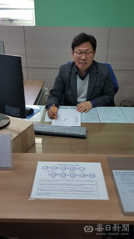 신재천 포항서민금융통합지원센터장이 저소득 저신용자들에 대한 지원절차를 설명하고 있다. 김대호 기자