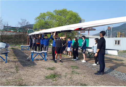 대구상수도본부 조정팀이 14일 달성군에 위치한 낙동조정장에서 대구경북과학기술원(DGIST) 조정부 선수들을 상대로 수상훈련을 위한 경기정 준비 및 조립 등에 대한 현장 교육을 실시하고 있다. 대구시체육회 제공