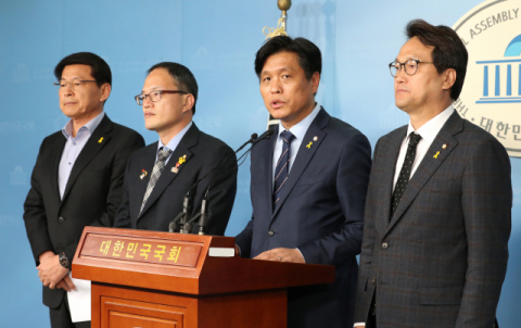 더불어민주당 서삼석(왼쪽부터), 박주민, 조승래, 안민석 의원이 15일 오후 국회 정론관에서 세월호 참사 5주기와 관련해 검찰수사를 통한 진상규명과 책임자 처벌을 촉구하는 기자회견을 하고 있다. 연합뉴스