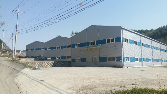 고령군에서 다른 의료폐기물 불법 적치장이 발견돼 경찰이 조사에 나섰다. 사진 맨 앞쪽 건물이 불법 적치장이다. 이채수 기자