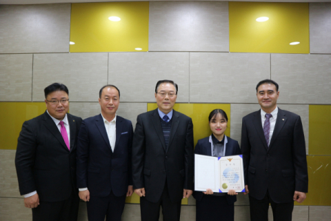 대구 칠곡신협이 직원이 조합원의 전화금융사기 피해를 막았다. 이에 강북경찰서를 감사장을 전달했다. 대구 칠곡신협 제공