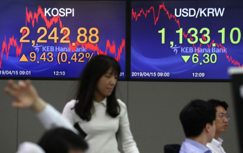 코스피가 9.43 포인트 오르며 12거래일 연속 상승한 15일 오후 서울 중구 KEB 하나은행 딜링룸에서 딜러들이 분주한 모습이다. 연합뉴스