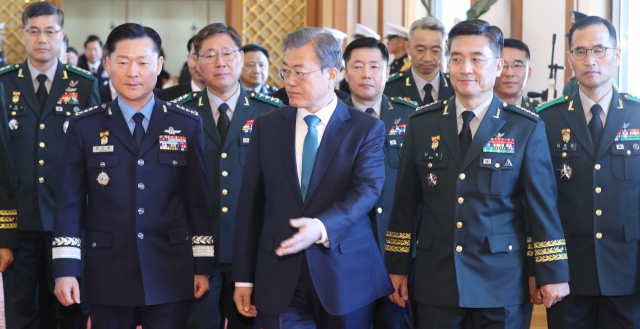 문재인 대통령이 15일 오후 청와대에서 군 장성 진급 및 보직 신고식 후 접견실로 이동하고 있다. 앞줄 왼쪽부터 원인철 공군참모총장, 문 대통령, 서욱 육군참모총장. 연합뉴스