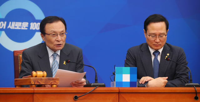 더불어민주당 이해찬 대표(왼쪽)가 15일 오전 여의도 국회에서 열린 최고위원회의에서 모두발언을 하고 있다. 오른쪽은 홍영표 원내대표. 연합뉴스