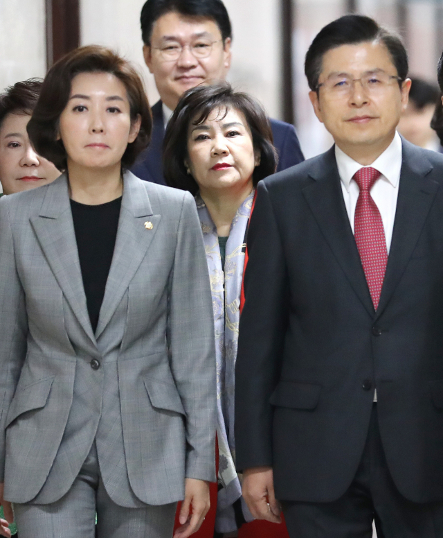 자유한국당 황교안 대표(오른쪽)와 나경원 원내대표(왼쪽)가 15일 오전 국회에서 열린 최고위원회의에 참석하고 있다. 가운데는 김순례 최고위원. 연합뉴스