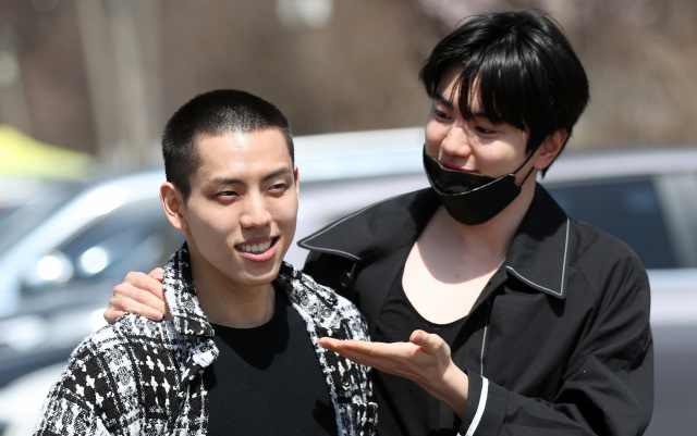 그룹 인피니트의 장동우(왼쪽)가 15일 오후 강원 철원군 육군 6사단 신병교육대대 입소에 앞서 자신을 배웅 나온 같은 그룹 멤버 이성종과 함께 포즈를 취하고 있다. 연합뉴스