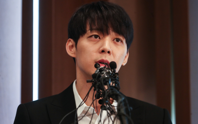 남양그룹 창업주 외손녀 황하나(31) 씨의 마약 투약 혐의와 연관 있는 연예인으로 지목된 가수 겸 배우 박유천이 10일 오후 서울 중구 프레스센터에서 열린 긴급 기자회견에서 입장을 밝히고 있다. 연합뉴스