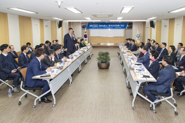 경상북도의회가 11일 칠곡군의회를 방문해 소통 행사를 개최한 가운데 장경식 경북도의회 의장이 발언을 이어가고 있다. 경북도의회 제공