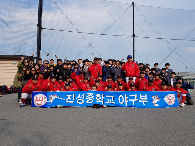 청송 진성중학교가 대통령기 전국중학야구대회 경북 예선 결승전에서 포항중을 8대7로 꺾고 본선에 진출, 파란을 예고했다. 진성중 제공