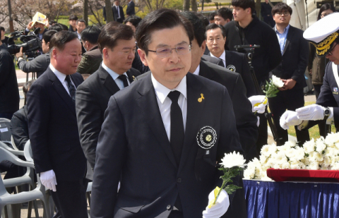 자유한국당 황교안 대표가 16일 오전 인천시 부평구 인천가족공원 내 세월호 일반인 희생자 추모관 앞에서 열린 5주기 추모식에서 헌화 및 분향을 위해 무대에 오르고 있다. 연합뉴스