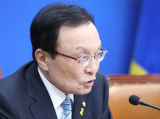 더불어민주당 이해찬 대표가 16일 오전 국회에서 제8차 기자간담회를 열고 발언하고 있다. 연합뉴스