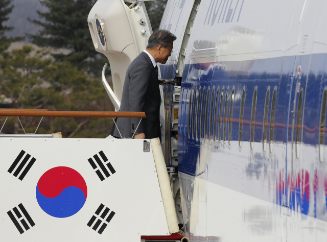 문재인 대통령이 10일 오후 경기도 성남 서울공항을 통해 브루나이로 출국하기 위해 전용기에 오르고 있다. 문 대통령 내외는 브루나이, 말레이시아, 캄보디아 등 아세안 3개국을 6박 7일 간 국빈방문한다. 연합뉴스