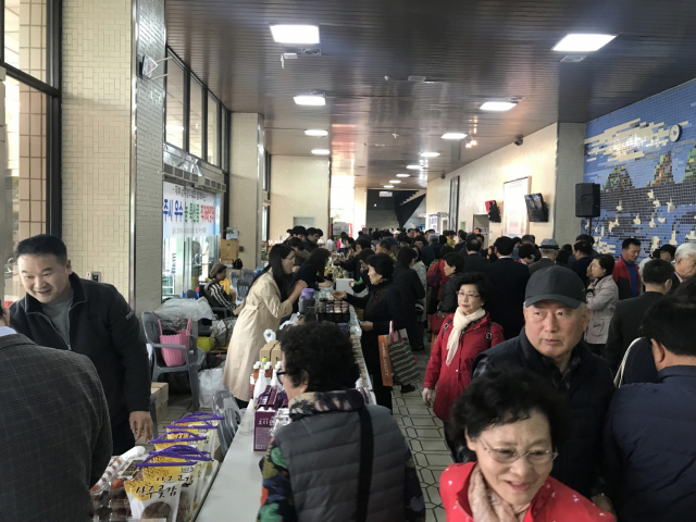 향우회 정기총회인가? 고향 농산물판매장인가? 지난 14일 부산 KBS홀이 고향 농산물을 사려는 상주 출향인들로 북적이고 있다. 상주시 제공