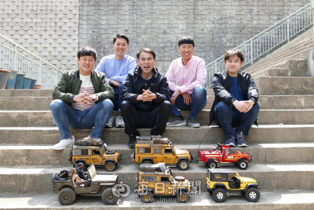 안동RC 트라이얼팀 회원인 김동현, 임현상, 조광식, 임태학, 허재웅(이상 왼쪽부터) 씨가 무선조종 자동차와 함께 기념촬영을 하고 있다. 김영진 기자