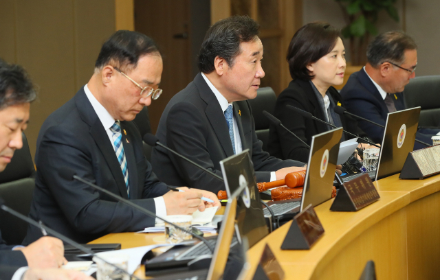 이낙연 국무총리가 16일 세종시 정부세종청사에서 열린 국무회의에서 모두발언하고 있다. 연합뉴스