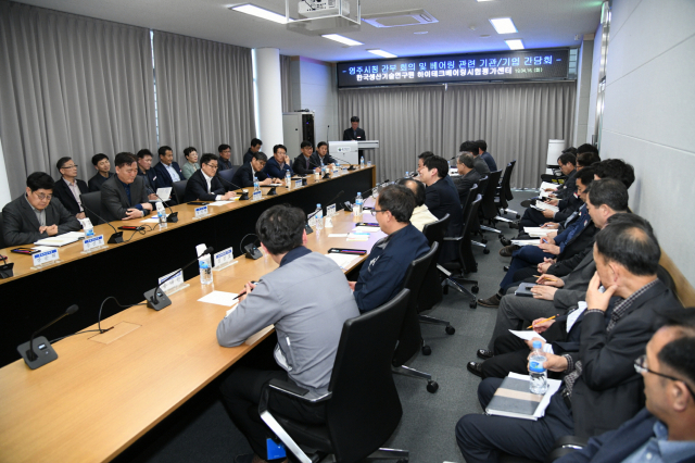 현장 간부 회의에 참석한 영주시청 간부공무원들이 베어링 관련 사업에 관해 설명 듣고 심도있는 토의를 벌이고 있다. 영주시 제공