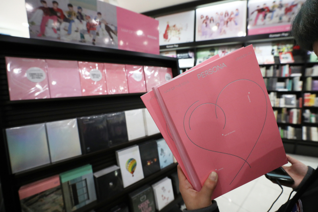 그룹 방탄소년단(BTS)이 미국 빌보드와 영국 오피셜차트에서 정상을 차지하며 K팝 역사를 다시 썼다. 빌보드와 오피셜차트는 15일(현지시간) 홈페이지 예고 기사 등을 통해 방탄소년단의 새 앨범 