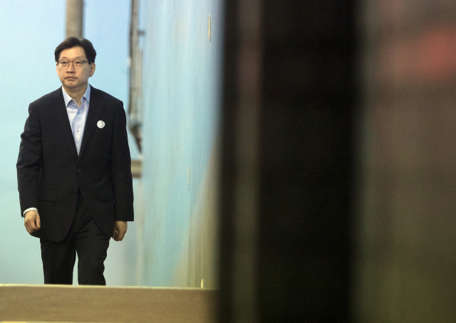 드루킹 댓글 조작에 가담한 혐의로 1심에서 실형을 선고 받고 법정 구속된 김경수 경남지사가 11일 오후 서초구 서울고등법원에서 열린 항소심 2회 공판이 끝나 후 호송차로 향하고 있다. 연합뉴스