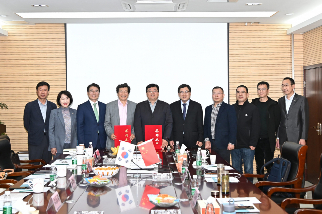 경북도·경주시 투자유치사절단이 17일 중국 궈쉬안그룹과 투자를 위한 협약을 체결한 뒤 기념촬영을 하고 있다. 경주시 제공