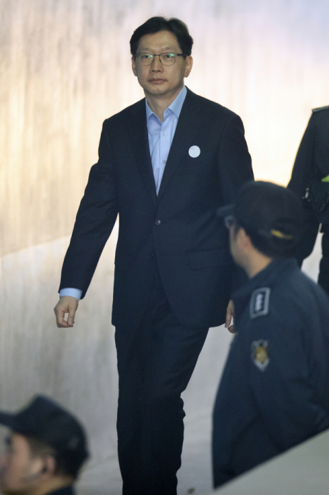 드루킹 댓글 조작에 가담한 혐의로 1심에서 실형을 선고 받고 법정 구속된 김경수 경남지사가 지난해 4월 서울고등법원 항소심 2회 공판에 출석하고 있다. 연합뉴스