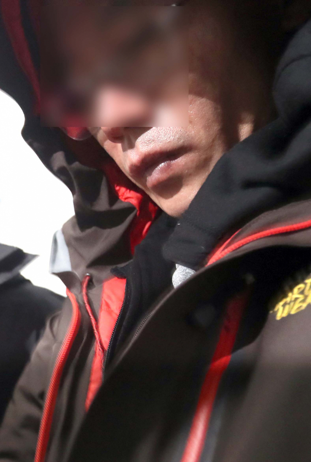 진주 아파트 방화·살해 혐의를 받는 안인득(42)씨가 17일 오후 경남 진주경찰서 진술녹화실에서 나오고 있다. 연합뉴스