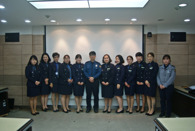 김천경찰서는 17일 경찰서 2층 열린방에서 지역내 10개 초등학교 녹색어머니회 회원들이 참석한 가운데 2019 녹색어머니회 정기총회 및 발대식을 가졌다. 김천경찰서 제공