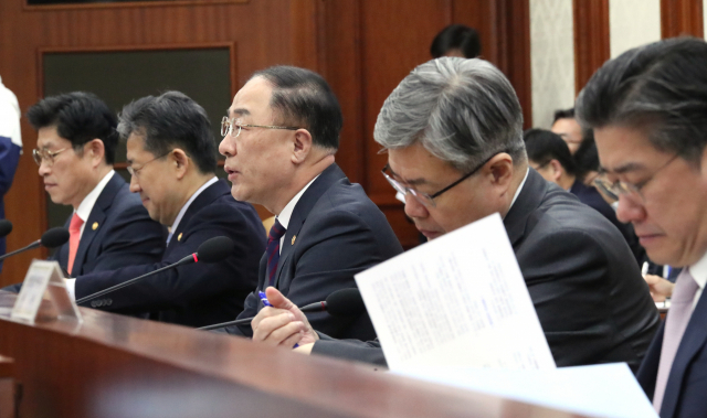 홍남기 부총리가 17일 정부서울청사에서 열린 제13차 경제활력대책회의에서 발언하고 있다. 연합뉴스