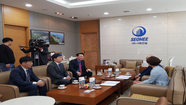 감포국제통상마이스터고등학교와 서희건설은 17일 서울 서초구 서희건설 사옥에서 산학협력 업무협약(MOU)을 맺었다. 이번 MOU 체결은 김석기 자유한국당 국회의원이 경주 출신인 이봉관 서희건설 회장에게
