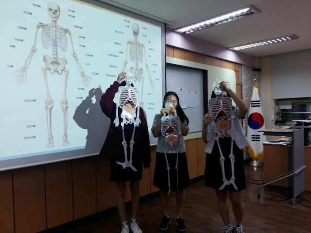 대구 수성고 학생들이 전문교과2 과목 보건간호 수업 중 인체 해부도 학습활동을 하고 있다. 대구시교육청 제공