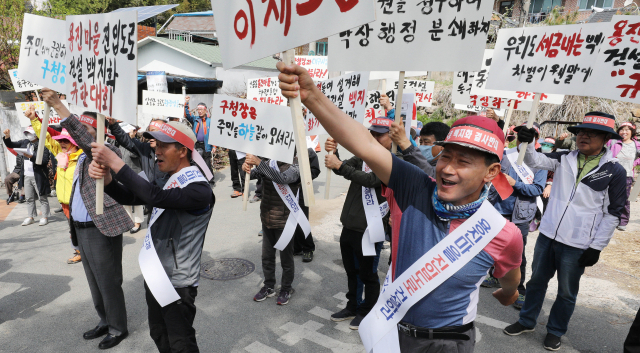 용진마을 진입도로 건설 비상대책위 관계자들은 도로가 개설되지 않아 생활을 위협을 받고 있다며 구청 측이 대안을 제시할 때까지 진입도로를 막고 차량통행을 제한하겠다고 밝혔다. 김영진 기자 kyjmaeil@imaeil.com