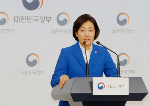 박영선 중소벤처기업부 장관이 17일 오후 정부서울청사에서 