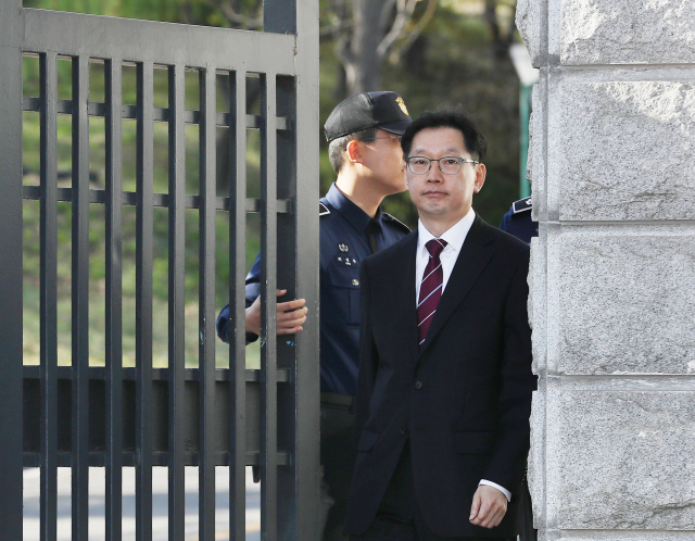 드루킹 일당과 공모해 댓글 조작을 벌인 혐의로 1심에서 실형을 선고받고 법정 구속된 김경수 경남도지사가 보석 허가로 17일 오후 경기도 의왕시 서울구치소에서 나오고 있다. 연합뉴스