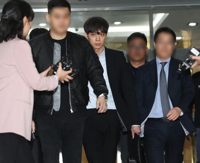가수 겸 배우 박유천(33) 씨가 마약 투약 혐의에 대한 경찰 조사를 마치고 17일 오후 경기도 수원시 경기남부지방경찰청에서 나오고 있다. 박 씨는 앞서 마약 투약 혐의로 체포돼 경찰 수사를 받고 구속 상태로 검찰에 송치된 남양유업 창업주의 외손녀 황하나 씨와 올해 초 필로폰을 구매해 황 씨의 서울 자택 등에서 함께 투약한 혐의를 받고 있다. 연합뉴스