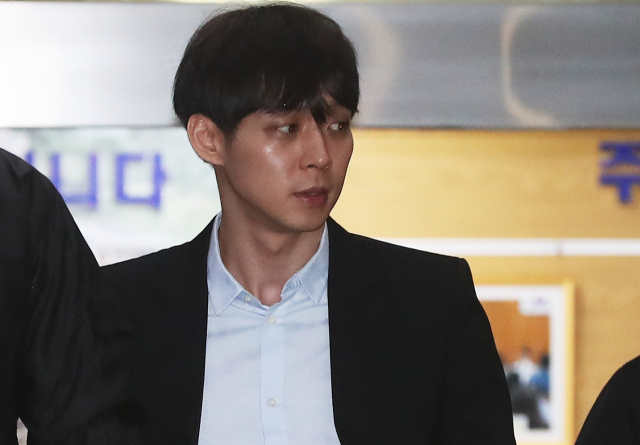 가수 겸 배우 박유천(33) 씨가 마약 투약 혐의에 대한 경찰 조사를 마치고 17일 오후 경기도 수원시 경기남부지방경찰청에서 나오고 있다. 박 씨는 앞서 마약 투약 혐의로 체포돼 경찰 수사를 받고 구속 상태로 검찰에 송치된 남양유업 창업주의 외손녀 황하나 씨와 올해 초 필로폰을 구매해 황 씨의 서울 자택 등에서 함께 투약한 혐의를 받고 있다. 연합뉴스