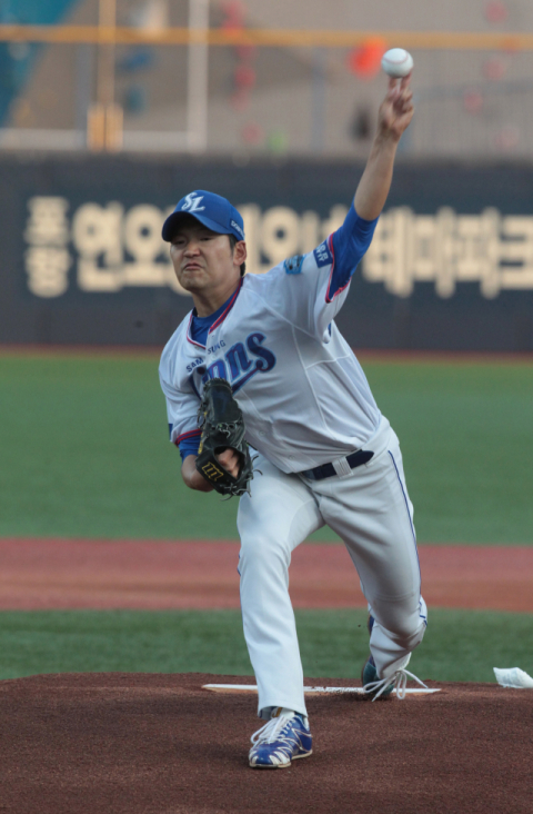 17일 포항구장에서 열린 2019 KBO리그 삼성 라이온즈와 키움 히어로즈의 경기에서 삼성 선발투수 백정현이 역투하고 있다. 삼성 라이온즈 제공