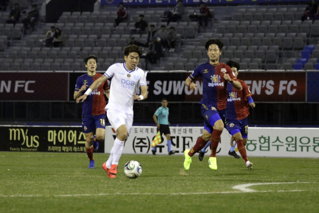 대구FC가 극적인 골로 FA컵 16강 진출에 성공했다. 17일 수원종합운동장에서 열린 수원FC와의 2019 KEB하나은행 FA컵 32강에서 김대원이 슛을 날리고 있다. 대구FC 제공.