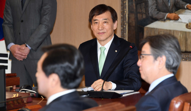 18일 태평로 한국은행에서 열린 금융통화위원회에 참석한 이주열 한국은행총재가 회의 시작 전 금통위원들을 바라보고 있다. 연합뉴스