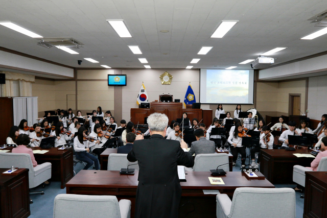 상주시의회 본회의장에서 열린 성신여중 오케스트단의 클래식 연주회 장면. 상주시의회 제공